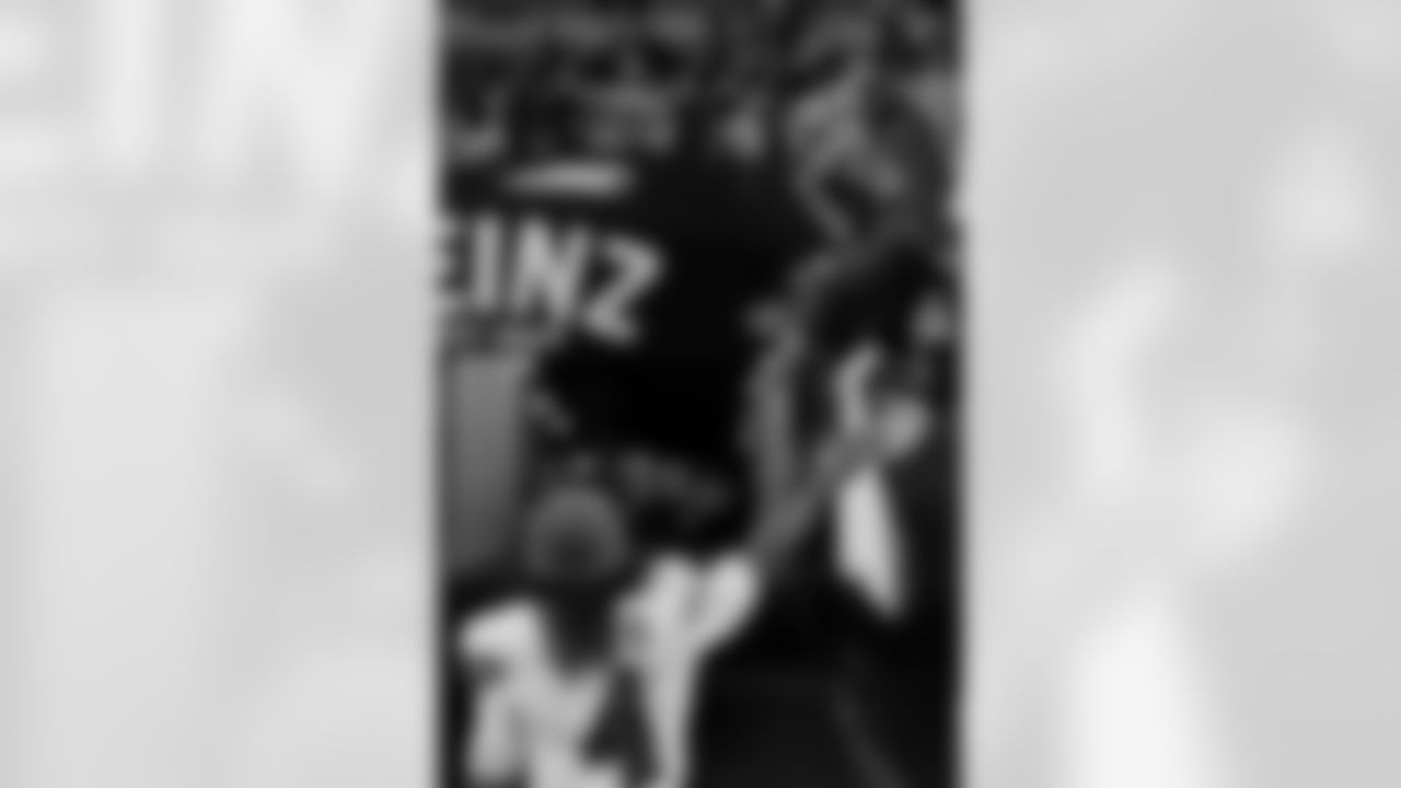 Pittsburgh Steelers vs Buffalo Bills, Regular Season, November 30, 2025 at Acrisure Stadium.