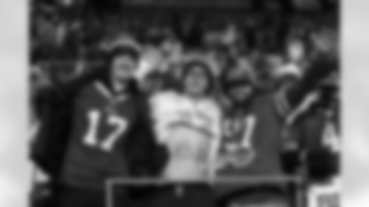 Pittsburgh Steelers vs Buffalo Bills, Regular Season, November 30, 2025 at Acrisure Stadium.