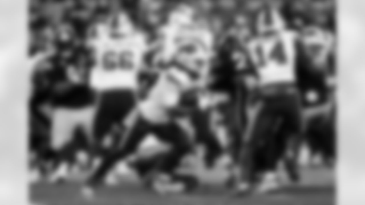 Pittsburgh Steelers vs Buffalo Bills, Regular Season, November 30, 2025 at Acrisure Stadium.