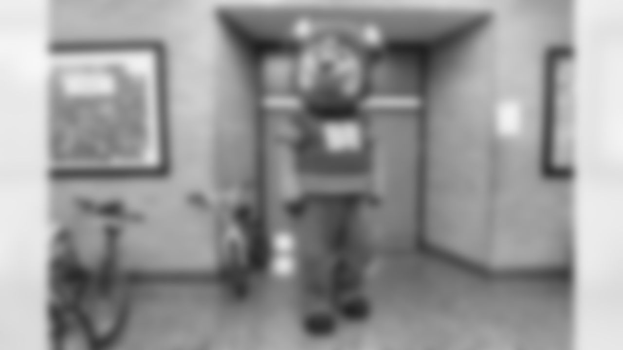 Free Mobile Food Markets, November 01, 2025 at #94 West Hertel Academy.