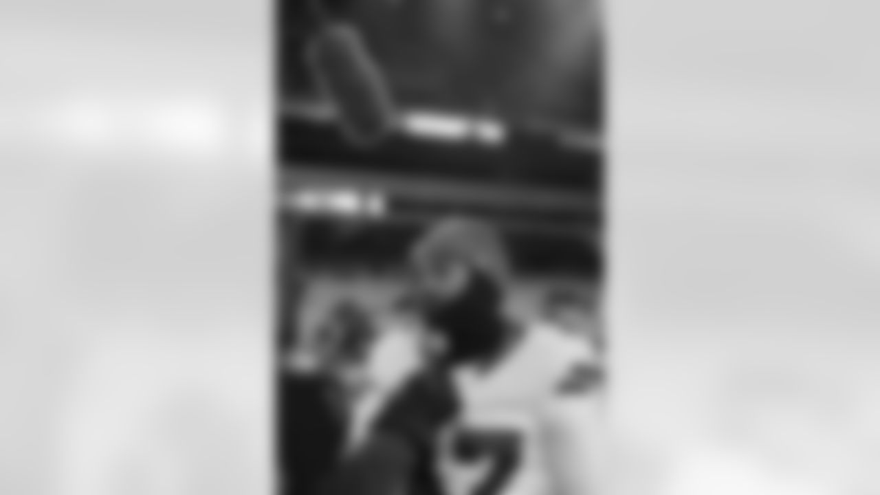 Pittsburgh Steelers vs Buffalo Bills, Regular Season, November 30, 2025 at Acrisure Stadium.