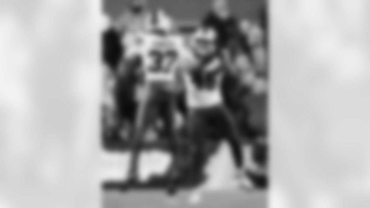 Pittsburgh Steelers vs Buffalo Bills, Regular Season, November 30, 2025 at Acrisure Stadium.