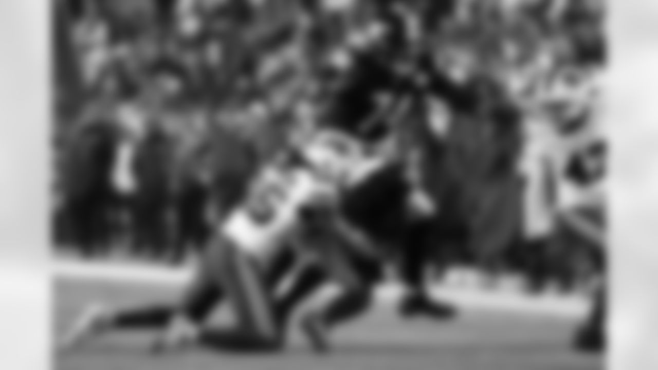 Pittsburgh Steelers vs Buffalo Bills, Regular Season, November 30, 2025 at Acrisure Stadium.