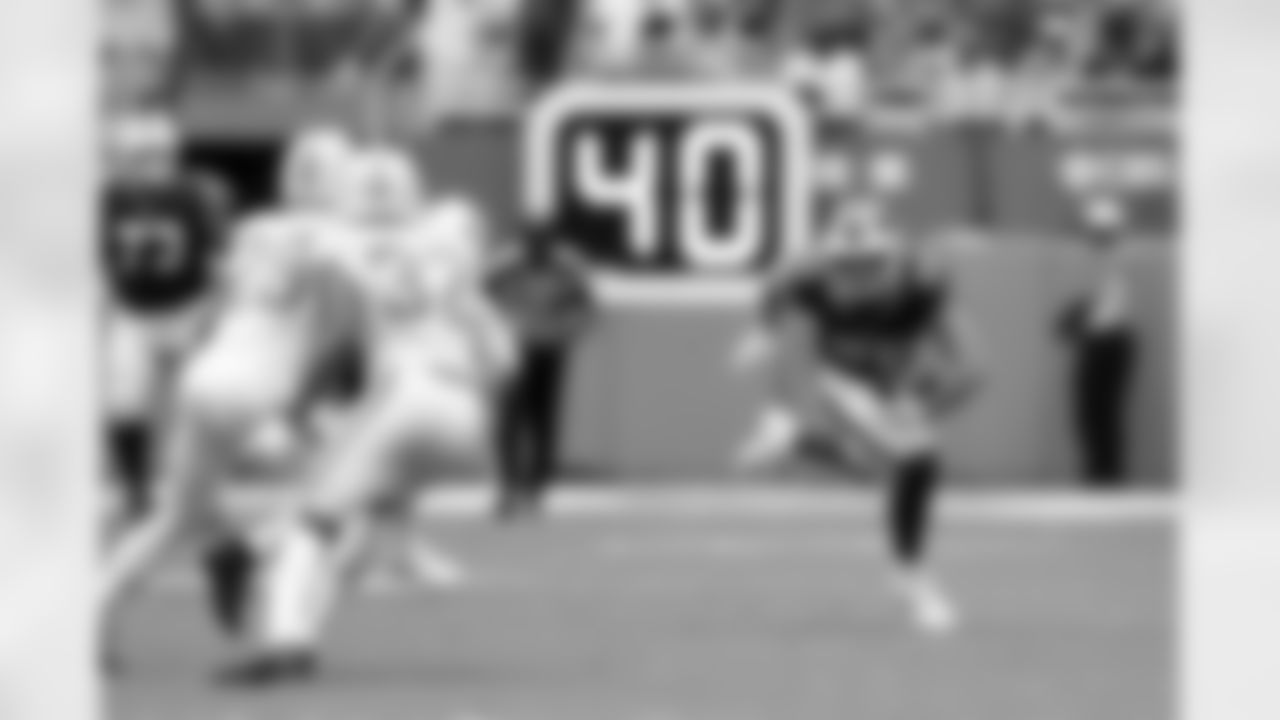 Miami Dolphins vs Buffalo Bills, Regular Season, November 09, 2025 at Hard Rock Stadium.