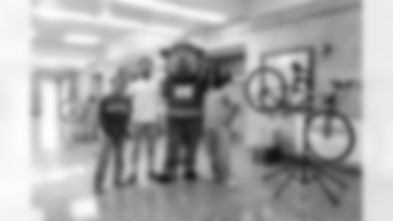 Free Mobile Food Markets, November 01, 2025 at #94 West Hertel Academy.