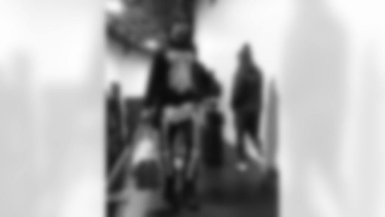 Pittsburgh Steelers vs Buffalo Bills, Regular Season, November 30, 2025 at Acrisure Stadium.