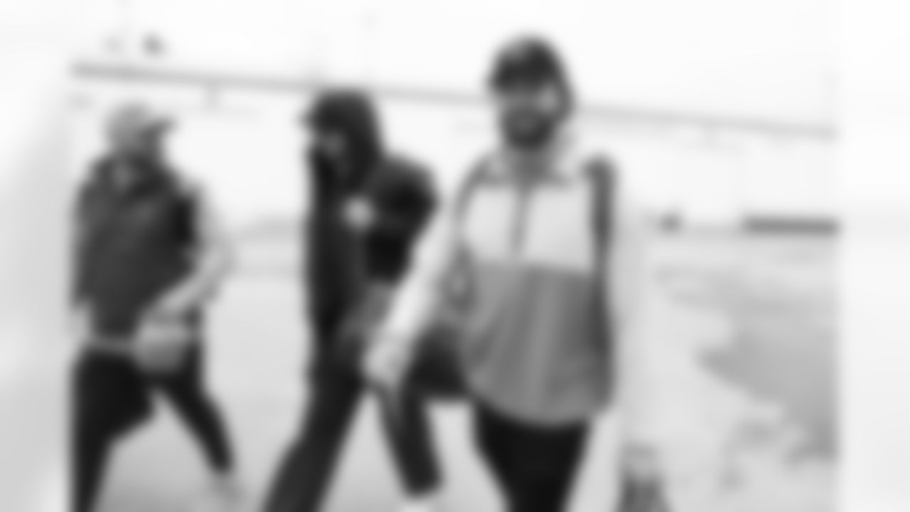 Turner West, Dalton Kincaid (86), Dawson Knox (88). Buffalo Bills travel to Pittsburgh, November 29, 2025 at Buffalo Niagara International Airport.