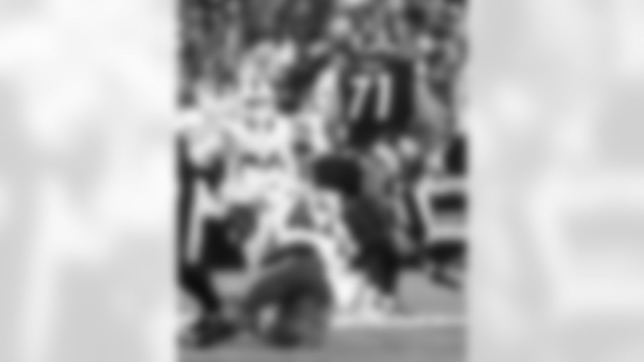 Pittsburgh Steelers vs Buffalo Bills, Regular Season, November 30, 2025 at Acrisure Stadium.