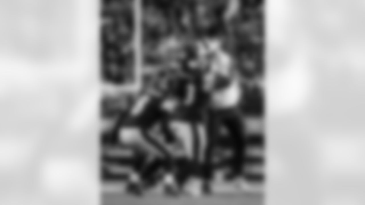 Pittsburgh Steelers vs Buffalo Bills, Regular Season, November 30, 2025 at Acrisure Stadium.