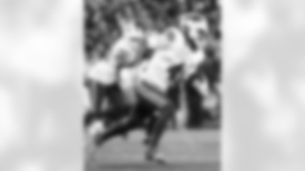 Pittsburgh Steelers vs Buffalo Bills, Regular Season, November 30, 2025 at Acrisure Stadium.