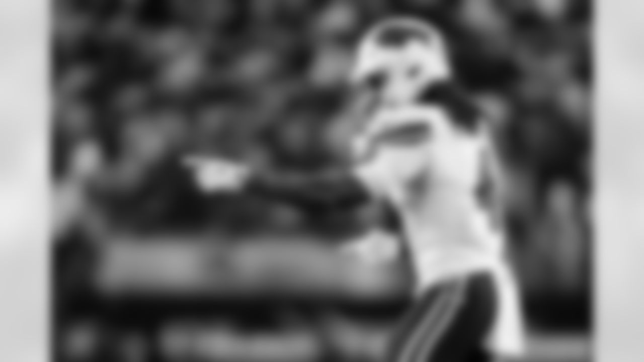 Pittsburgh Steelers vs Buffalo Bills, Regular Season, November 30, 2025 at Acrisure Stadium.