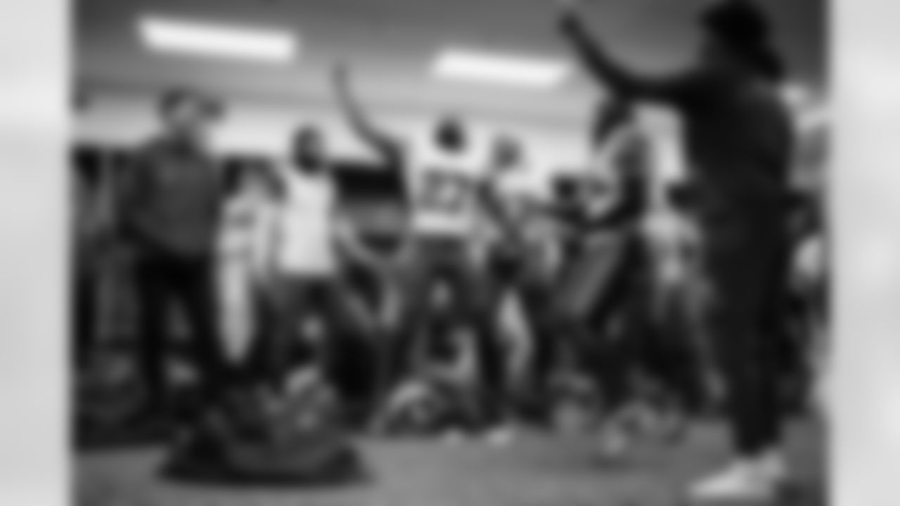 Pittsburgh Steelers vs Buffalo Bills, Regular Season, November 30, 2025 at Acrisure Stadium.