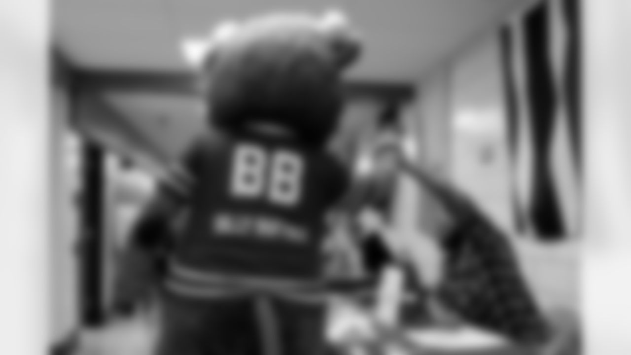 Free Mobile Food Markets, November 01, 2025 at #94 West Hertel Academy.