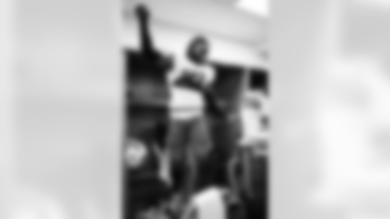 Pittsburgh Steelers vs Buffalo Bills, Regular Season, November 28, 2025 at Acrisure Stadium.