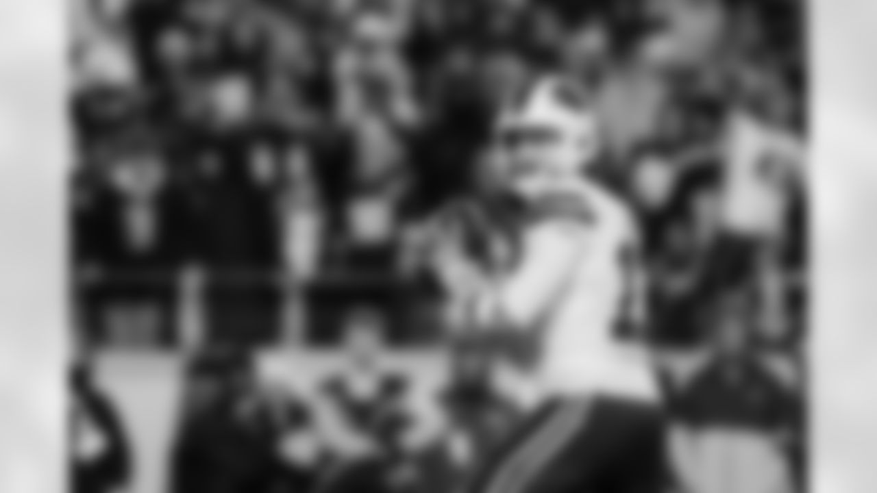 Pittsburgh Steelers vs Buffalo Bills, Regular Season, November 30, 2025 at Acrisure Stadium.