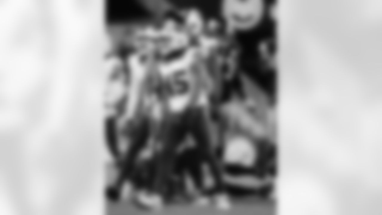 Pittsburgh Steelers vs Buffalo Bills, Regular Season, November 30, 2025 at Acrisure Stadium.