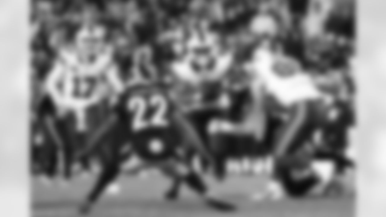 Pittsburgh Steelers vs Buffalo Bills, Regular Season, November 30, 2025 at Acrisure Stadium.