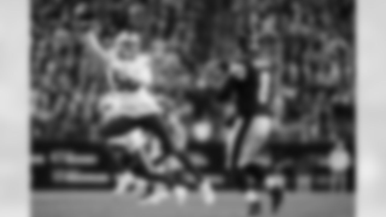 Pittsburgh Steelers vs Buffalo Bills, Regular Season, November 30, 2025 at Acrisure Stadium.