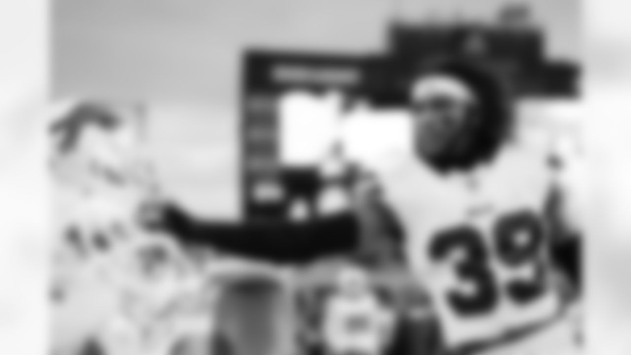 Pittsburgh Steelers vs Buffalo Bills, Regular Season, November 30, 2025 at Acrisure Stadium.