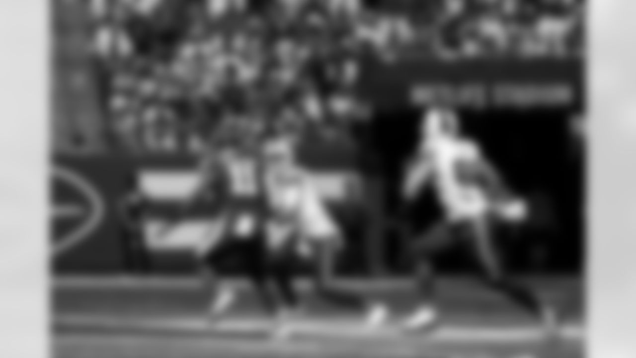 New York Jets vs Buffalo Bills, Regular Season, September 14, 2025 at Metlife Stadium.