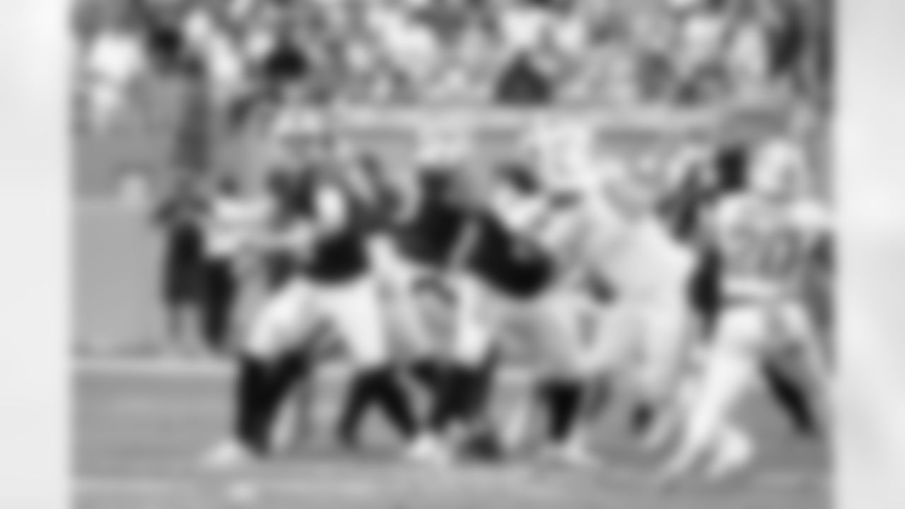 Miami Dolphins vs Buffalo Bills, Regular Season, November 09, 2025 at Hard Rock Stadium.