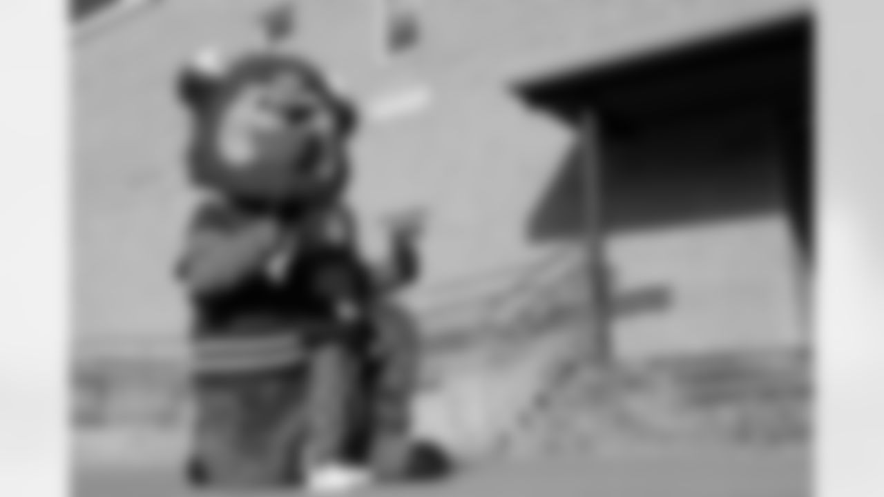 Free Mobile Food Markets, November 01, 2025 at #94 West Hertel Academy.