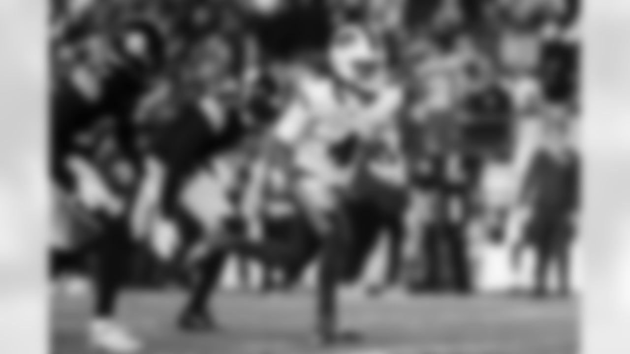 Pittsburgh Steelers vs Buffalo Bills, Regular Season, November 30, 2025 at Acrisure Stadium.