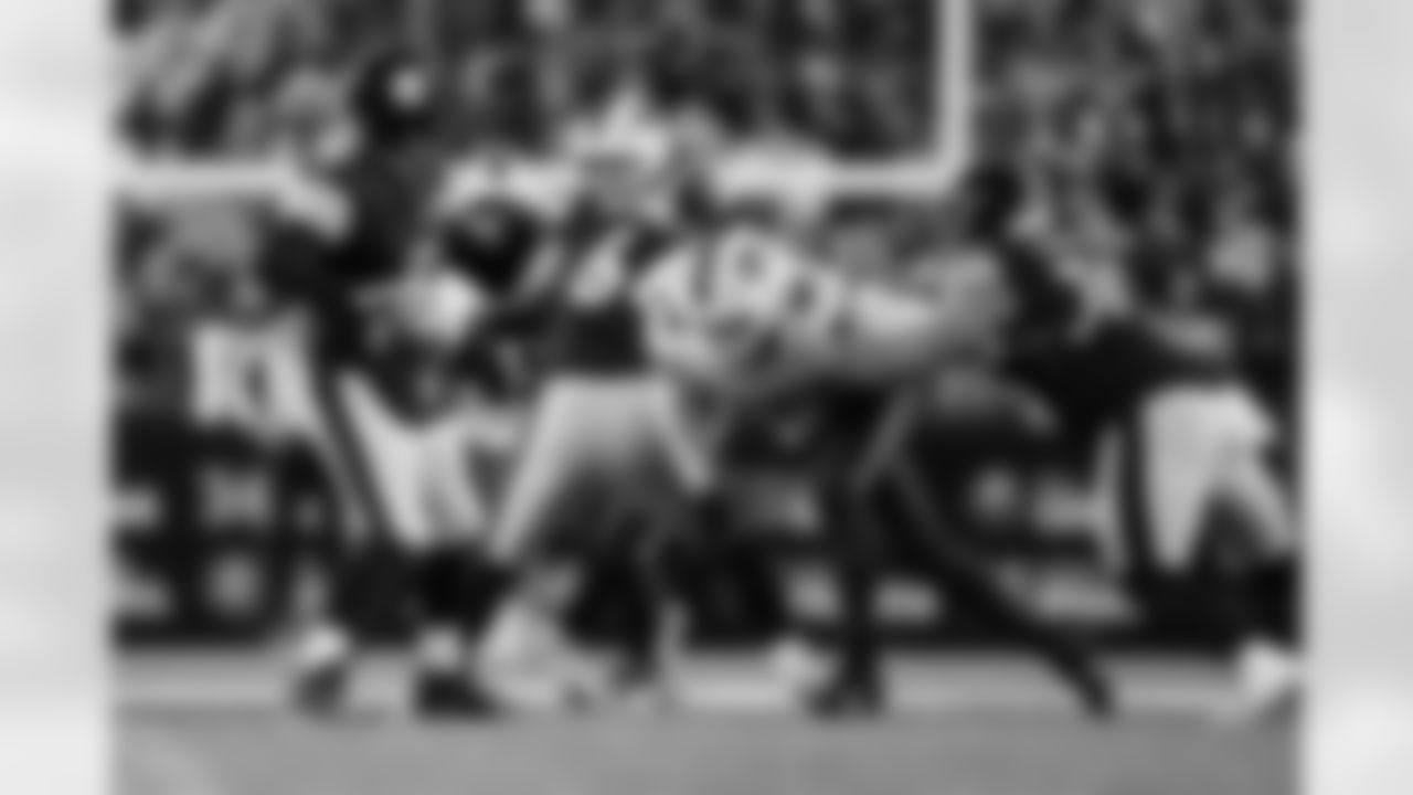 Pittsburgh Steelers vs Buffalo Bills, Regular Season, November 30, 2025 at Acrisure Stadium.