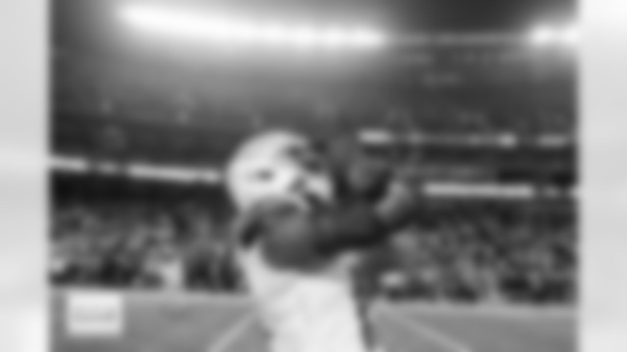 Denver Broncos linebacker Nik Bonitto (15) shouts before the Broncos' Week 17 game against the Kansas City Chiefs at GEHA Field at Arrowhead Stadium in Kansas City, Missouri on December 25, 2025. Photo by Gabriel Christus / Denver Broncos