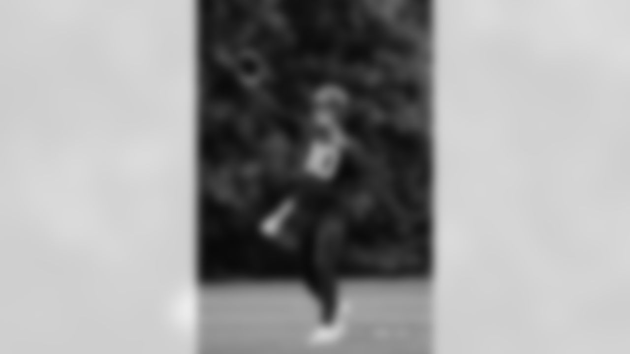 Bo Nix during practice in Ware, England on October 10, 2025. Photo by Ben Swanson / Denver Broncos