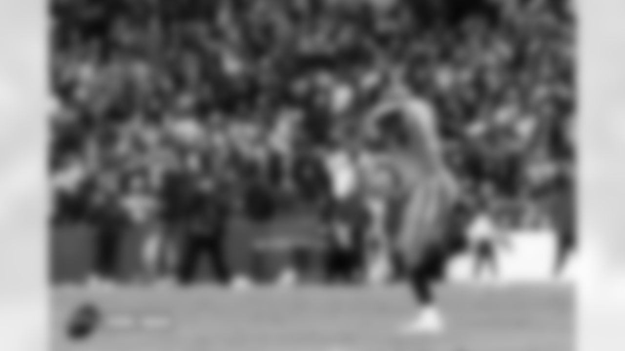 Jonathon Cooper during the Broncos' Week 13 game against the Washington Commanders at Northwest Stadium in Landover, Maryland on November 30, 2025. Photo by Gabriel Christus / Denver Broncos