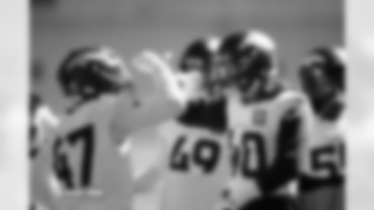 Justin Strnad and Karene Reid during practice on Friday, October 17, 2025 at Broncos Park Powered by CommonSpirit in Englewood, Colorado.
Photo by Gabriel Christus / Denver Broncos