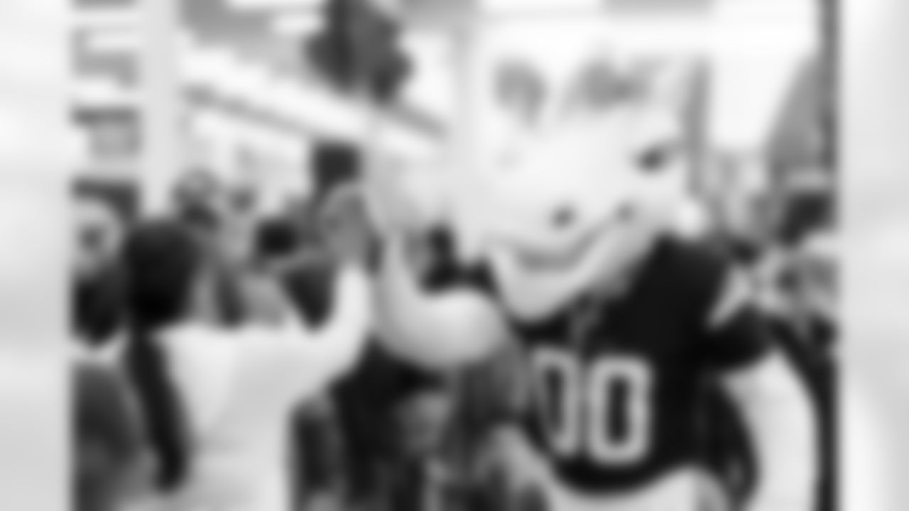 Denver Broncos Cheerleaders and Broncos alumni visit the United States Army post at Fort Carson during the Salute to Service Caravan on December 16, 2025. Photo by Ben Swanson / Denver Broncos