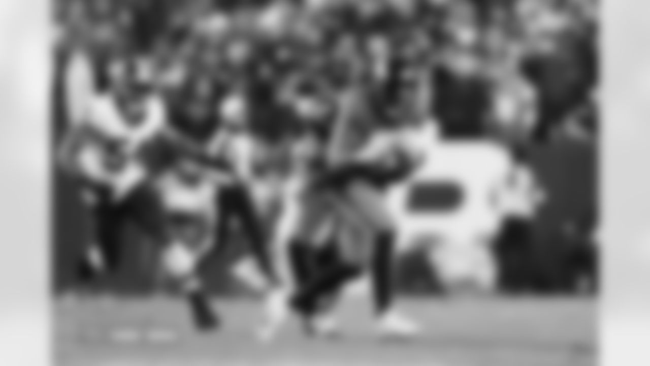 Adam Trautman (82) during the Broncos' Week 13 game against the Washington Commanders at Northwest Stadium in Landover, Maryland on November 30, 2025. Photo by Ben Swanson / Denver Broncos