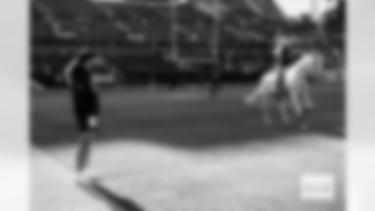 Talanoa Hufanga watches Thunder, the Broncos live horse mascot, warm up before the Broncos' Week 16 game against the Jacksonville Jaguars at Empower Field at Mile High in Denver, Colorado on December 21, 2025. Photo by Ben Swanson / Denver Broncos