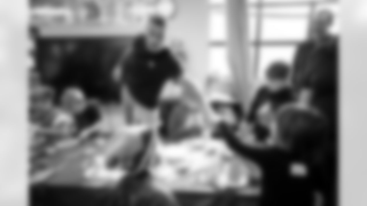 Evan Engram builds gingerbread houses with students at Timber Trail Elementary School in Castle Pines, Colorado on December 9, 2025. Photo by Ben Swanson / Denver Broncos