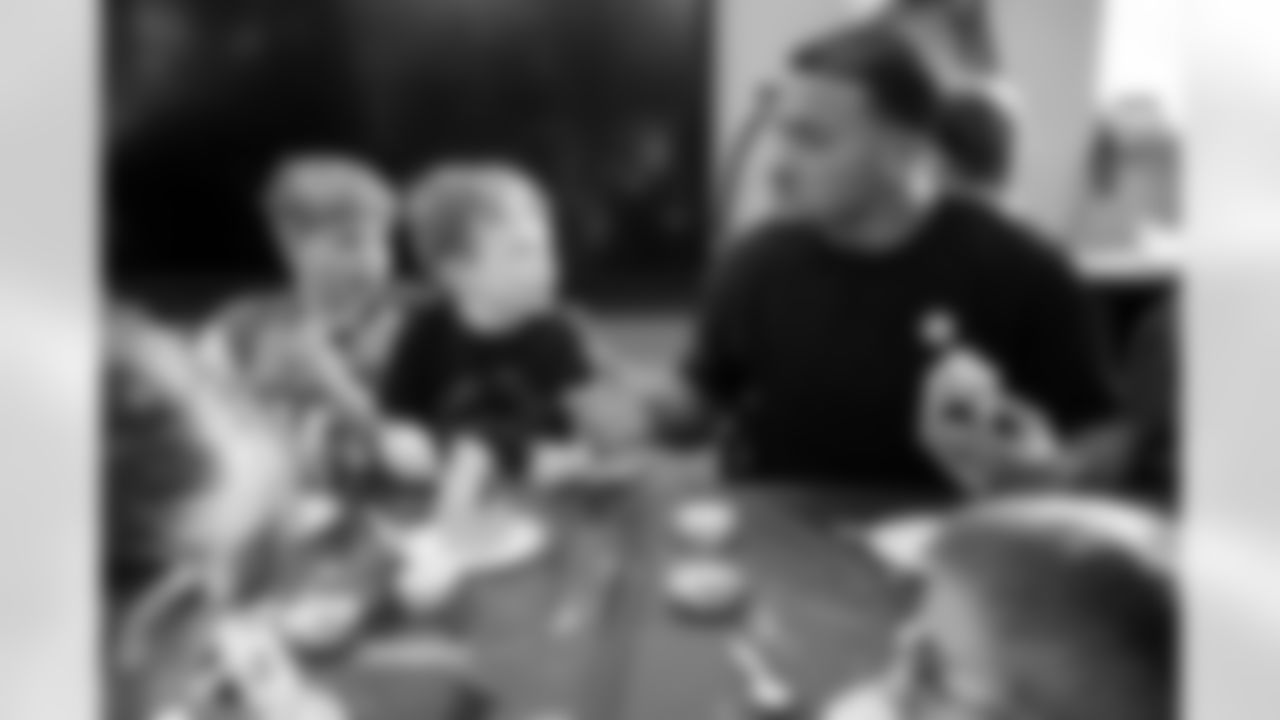 Evan Engram builds gingerbread houses with students at Timber Trail Elementary School in Castle Pines, Colorado on December 9, 2025. Photo by Ben Swanson / Denver Broncos