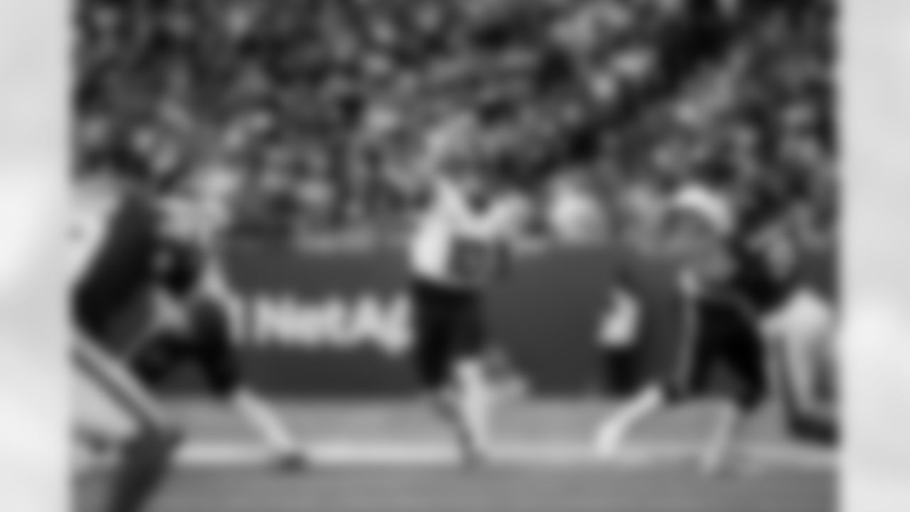 Denver Broncos quarterback Bo Nix (10) throws a pass during the Broncos' Week 6 game against the New York Jets at Tottenham Hotspur Stadium in London, England on October 12, 2025. Photo by Ben Swanson / Denver Broncos