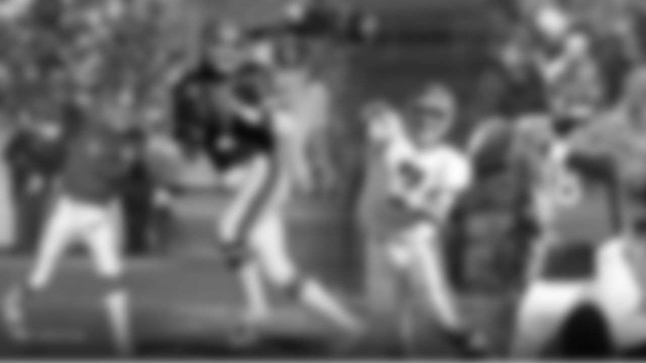 Most Touchdown Passes, Game
3 - John Elway vs. Cleveland on Jan. 17, 1988; Elway vs. Cleveland on Jan. 14, 1990; Elway at LA Raiders on Jan. 9, 1994; Peyton Manning vs. Baltimore on Jan. 12, 2013