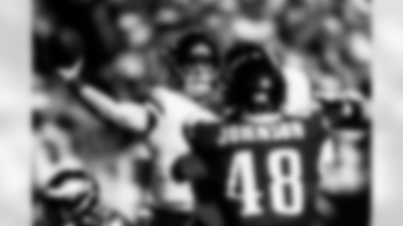 Denver Broncos quarterback Bo Nix (10) throws a pass during the Broncos' Week 5 game against the Philadelphia Eagles at Lincoln Financial Field in Philadelphia, Pennsylvania on October 5, 2025. Photo by Ben Swanson / Denver Broncos