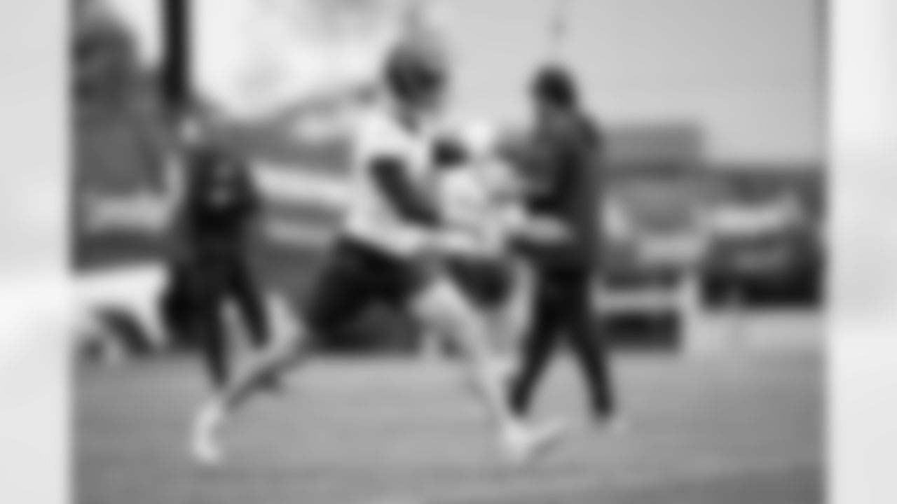 Jeremy Crawshaw during an OTA practice at Broncos Park Powered by CommonSpirit in Englewood, Colorado on June 5, 2025. Photo by Ben Swanson / Denver Broncos
