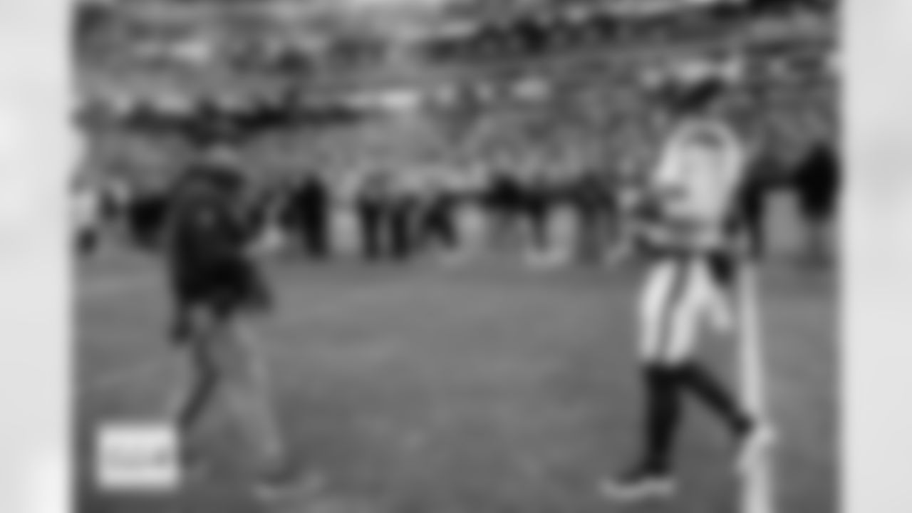 Denver Broncos head coach Sean Payton talks with quarterback Bo Nix (10) before the Broncos' Week 14 game against the Las Vegas Raiders at Allegiant Stadium in Las Vegas, Nevada on December 7, 2025. Photo by Ben Swanson / Denver Broncos