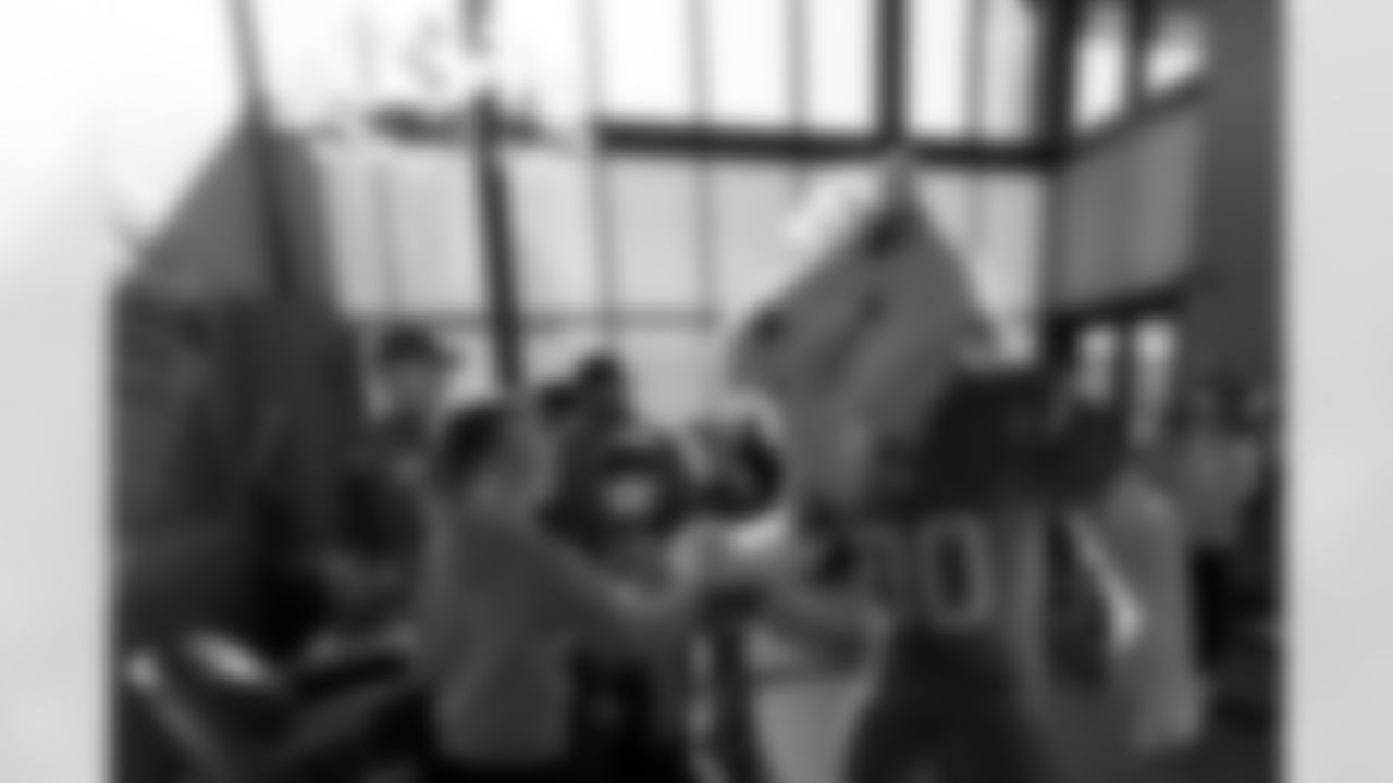 Miles the Mascot during a visit with military families on Saturday, November 29, 2025 at USO Warrior and Family Center in Fort Belvoir, Virginia.
Photo by Gabriel Christus / Denver Broncos