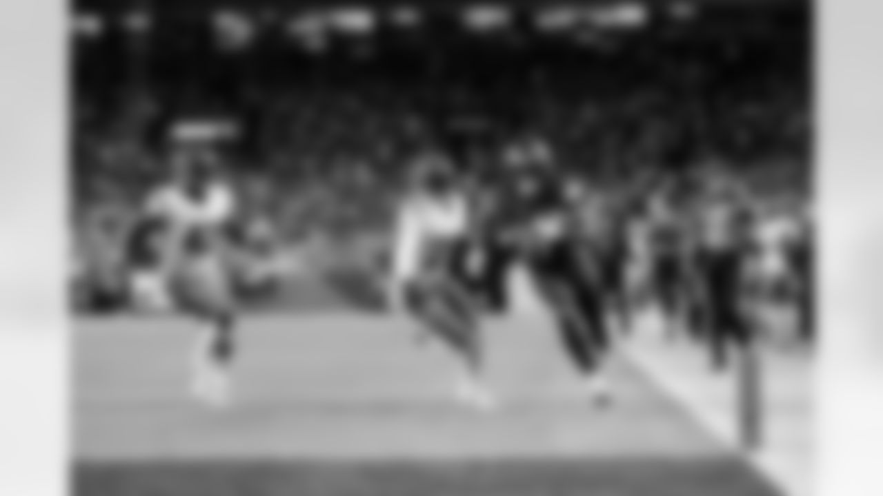 Denver Broncos wide receiver Marvin Mims Jr. (19) runs with the ball for a touchdown during the Broncos' Week 4 game against the Cincinnati Bengals at Empower Field at Mile High in Denver, Colorado on September 29, 2025. Photo by Ben Swanson / Denver Broncos