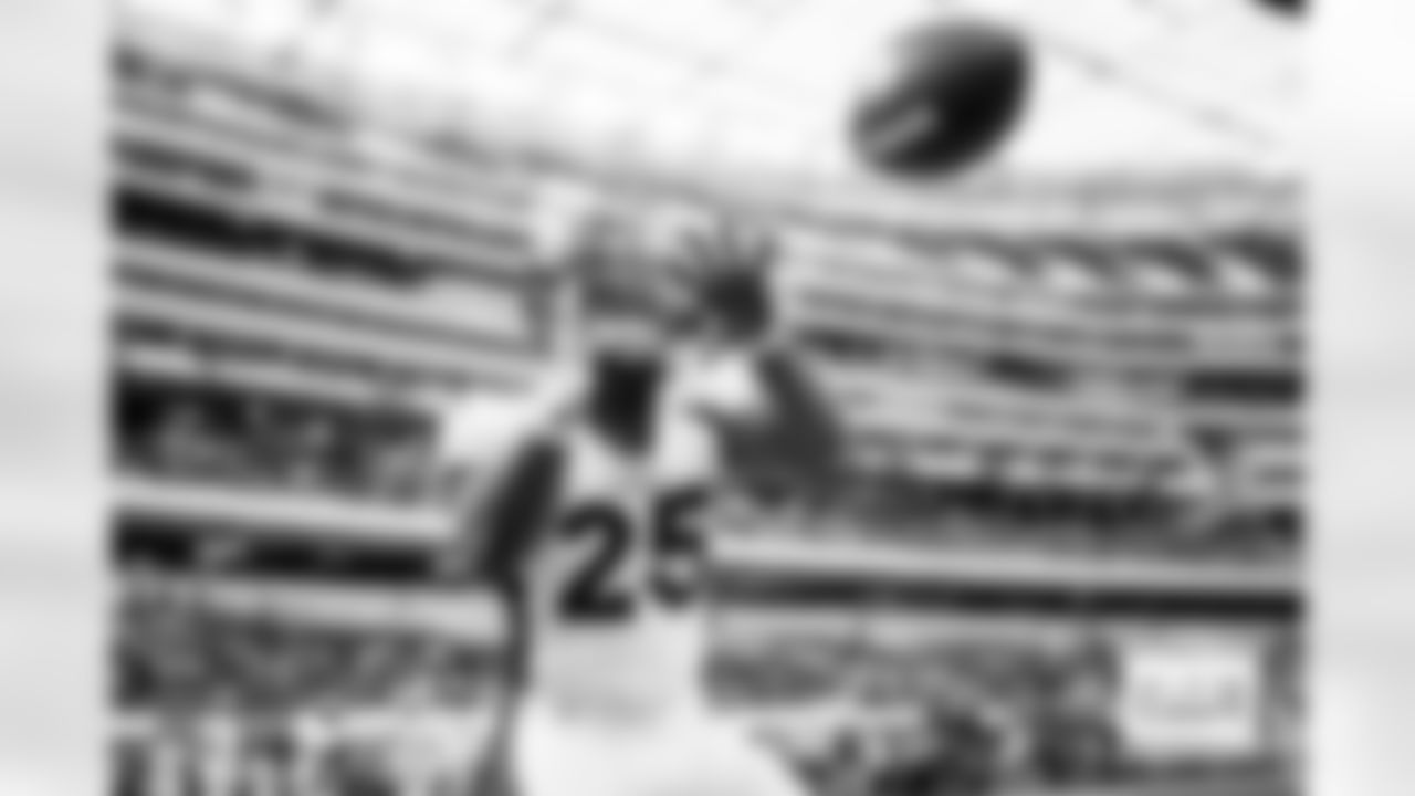 Samaje Perine before the Broncos' Week 14 game against the Los Angeles Chargers at SoFi Stadium in Inglewood, California on December 10, 2023. Photo by Ben Swanson / Denver Broncos