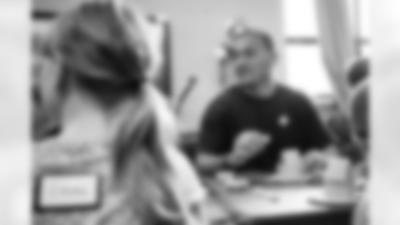 Evan Engram builds gingerbread houses with students at Timber Trail Elementary School in Castle Pines, Colorado on December 9, 2025. Photo by Ben Swanson / Denver Broncos