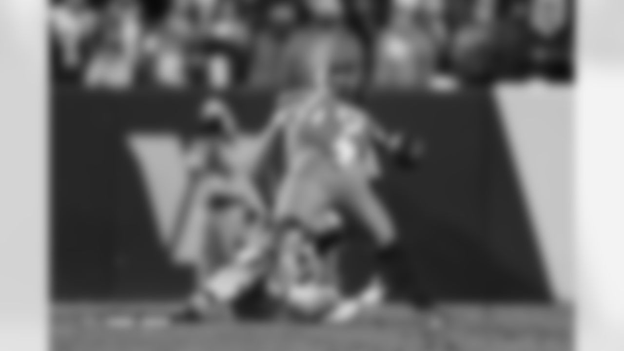 Alex Singleton (49) during the Broncos' Week 13 game against the Washington Commanders at Northwest Stadium in Landover, Maryland on November 30, 2025. Photo by Ben Swanson / Denver Broncos