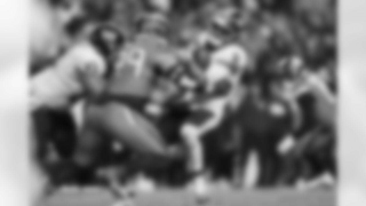 Zach Allen (99) during the Broncos' Week 13 game against the Washington Commanders at Northwest Stadium in Landover, Maryland on November 30, 2025. Photo by Ben Swanson / Denver Broncos