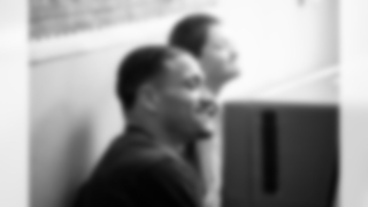 Evan Engram builds gingerbread houses with students at Timber Trail Elementary School in Castle Pines, Colorado on December 9, 2025. Photo by Ben Swanson / Denver Broncos