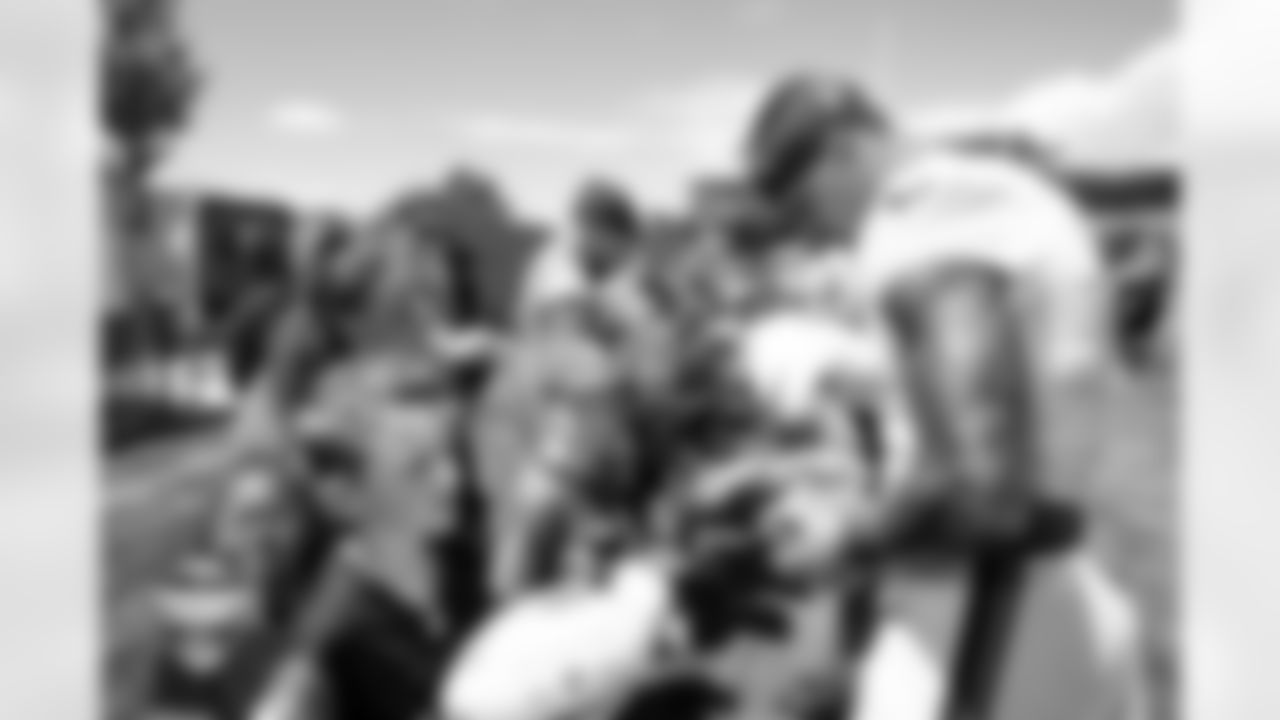Evan Engram signs autographs for fans during a training camp practice at Broncos Park Powered by CommonSpirit on July 26, 2025 in Englewood, Colorado. Photo by Ben Swanson / Denver Broncos